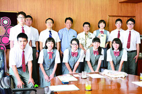 福島県立小野高校の教諭と生徒らが中山石垣市長を表敬訪問した=19日午前、石垣市役所庁議室