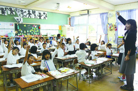 児童ら全員でこぶしをあげて気合を入れた=22日、石垣小学校