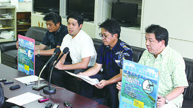元山氏(写真左から2人目)らは、必要最低限の署名は集まったと強調した=17日、県庁