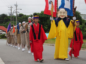 五穀豊穣をもたらすミルク神が登場した=17日午後、上原集落