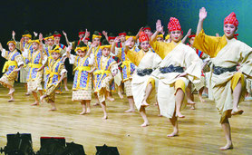 太鼓の鳩間節を演じる子どもたち=11日夜、市民会館大ホール