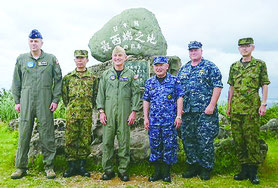 与那国町の「日本最西端の碑」を訪れた米太平洋軍のハリス司令官(左から3人目)と河野克俊統合幕僚長(同4人目)=防衛省統合幕僚監部ホームページより