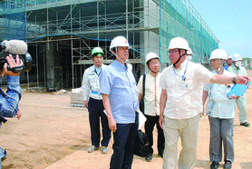 新県立八重山病院の建設現場を視察する謝花副知事(前方左)=18日午後