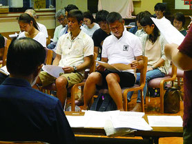 観音堂地区自治会設立総会の参加者たち=29日夜、八重山厚生園多目的ホール