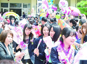 在校生や保護者らに見送られ学び舎を後にする卒業生ら=1日午後=八重山商工高校
