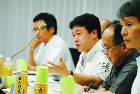 離島の市町村長と意見交換する鶴保沖縄担当相=27日午後、県市町村自治会館