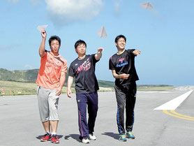 今シーズンの飛躍を誓った(右から)ロッテ新人の川満寛弥、松永昂大、加藤翔大の3選手=新石垣空港