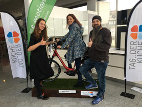 e-Bike Gewinnerin Frau Plettl bei der Pedelec-Verlosung mit Möbel Gradinger in Worms