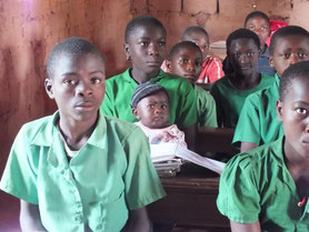 Schüler in Fontsa-Touala – kleine Geschwister müssen mit in den Unterricht © Waltraut Biester