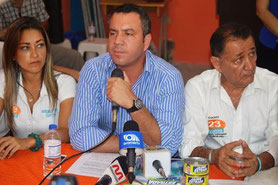 Guillermo Celi, líder nacional del Movimiento Político Suma, denuncia ante reporteros ilegalidades de un candidato opositor. Manta, Ecuador.