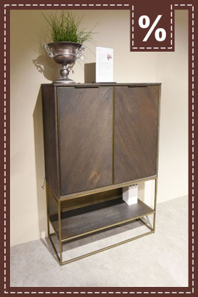 Dunkler Holzschrank mit schrägen Türmustern auf goldfarbenem Metallrahmen mit Regal. Prozentzeichen.