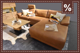 Cognac farbenes Ecksofa aus Leder mit einem Couchtisch aus Holz 