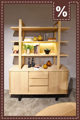 Sideboard aus Holz mit Regaleinheit, Schubladen und Beleuchtung. Prozentzeichen.