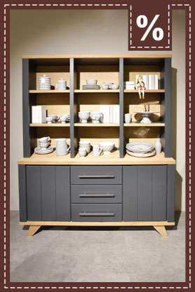 Dunkelgraues Sideboard mit offenem Regalaufsatz aus Holz, gefüllt mit Geschirr. Prozentzeichen.