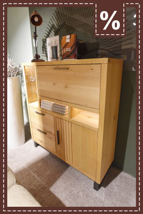 helles Highboard aus hellem furnier Holz mit 3 Fächern, 2 Schubladen und 2 Schranktüren . mit dunklen Griffen