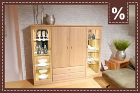 Vitrinenschrank aus Holz mit Beleuchtung, Glasböden und Schubladen. Prozentzeichen in der Ecke.