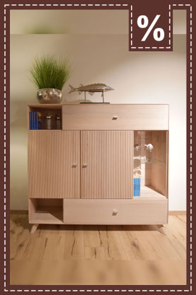 Sideboard aus hellem Holz mit gerillten Türen, Schubladen und Glasvitrine. Prozentzeichen.