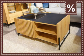 Couchtisch aus Holz mit schwarzer Oberfläche, gerillter Seite und offenem Regal. Prozentzeichen.