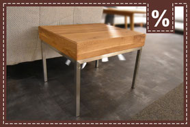 Kleiner quadratischer Beistelltisch mit massiver Holzplatte und silbernen Metallbeinen. Prozentzeichen.