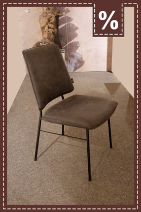  Gerne, hier ist der Alt-Text für das Bild image_a56323.jpg, ebenfalls unter 100 Zeichen:  Graubrauner, gepolsterter Stuhl mit schwarzem Metallrahmen auf einem dunklen Teppich. Prozentzeichen.