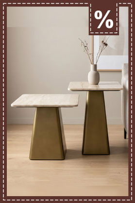zwei Beistelltisch in unterschiedlichen Höhen. goldfarbener Standfuß und beigefarbene Marmorplatte mit einer Blumenvase