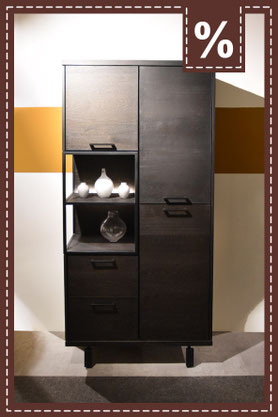 Hoher Schrank in dunklem Holz mit Türen, Schubladen und offenen Regalfächern. Prozentzeichen.
