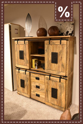 Rustikales Highboard mit drei Schubladen und vier Schiebetüren in Mangoholz. Prozentzeichen.