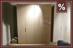 Hochglanz-Kleiderschrank in Taupe mit vier Türen und Holzrahmen. Prozentzeichen.