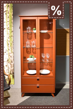  Gerne, hier ist der Alt-Text für das Bild image_a6bd35.jpg, ebenfalls unter 100 Zeichen:  Hohe, orangefarbene Vitrine mit Glastüren, Glasböden und Schubladen. Prozentzeichen in der Ecke.