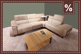 Beigefarbenes Ecksofa mit dekorativen Kissen und einem Holz Couchtisch 