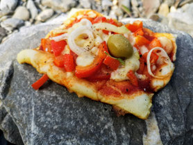 Pizza kann nach dem Backen im Steinofen genossen werden!