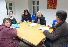 De gauche à droite : Marie-Thé Périgois, Annick Le Brun, Elisabeth Gaulard, Soeur Rolande et Annick Emile ; P. Loïc prend la photo