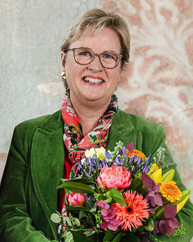 Portrait de la présidente sortante du Fédmédcom Edith Graf-Litscher sur fond bleu