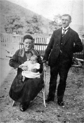Franz Schulte-Hüttemeister jr mit Ehefrau Elisabeth, geb. Schauerte. Foto aus 1925 mit dem Erstgeborenen, dem Sohn Josef