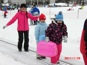 子どもたちと遊ぶ橋本さん(左)