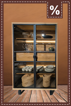 Vitrine aus Holz und schwarzem Metall mit Glasfront, beleuchtet und gefüllt mit Geschirr. Prozentzeichen.