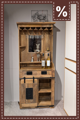 Rustikale Minibar aus Holz mit Glasträger, Schublade und einer Schiebetür. Prozentzeichen.