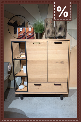 Sideboard aus hellem Holz und schwarzem Metall. Prozentzeichen.