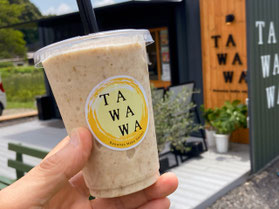 「TAWAWA」のまるごとバナナ(950円)。バナナを皮ごと入れ、ライスミルクを使用した絶品スムージー