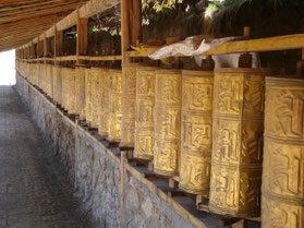 Zoige-straatleven-prayer-wheels-bid-rollen-wielen-China