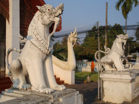 Nan-beelden-leeuwen-tempel-Thailand