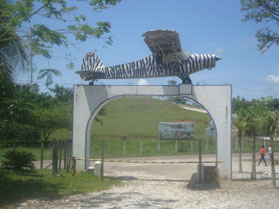 Napoles-Hacienda-Pablo-Escobar-Doradal-Colombia-huis-poort-vliegtuig