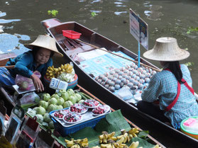 Floating-Market-drijvende-markt-Bangkok-Thailand-bootjes-fruit-groente