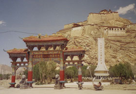Gyantse-China-Tibet-Panchen-Lama-monnik-paleis-stadsmuren
