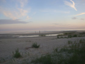 Parnu-strand-Oostzee-zand-ondergaande-zon-Estland
