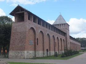 Smolensk-stadsmuur-wachttoren-rode-bakstenen-Rusland
