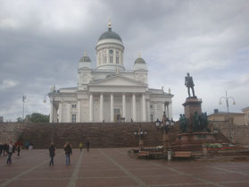 Helsinki-Senaatsplein-Senaatgebouw-standbeeld-Finland