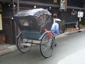 Takayama-loop-koets-traditionele-huizen-hout-Japan