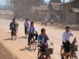 Hongsa-fietsen-lokale-bevolking-uniform-stof-Laos