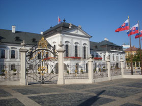 Bratislava-Parlement-gebouw-bloemen-tuin-vlaggen-Slowakije